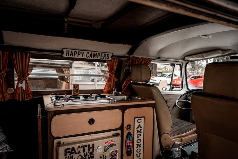 Cucina in camper: gas, induzione e frigo — la guida completa per progettarla